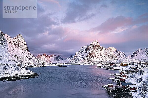 Fischerdorf Reine im Winter bei Morgenstimmung  Reinefjord  Moskenesøya  Lofoten  Norwegen  Europa