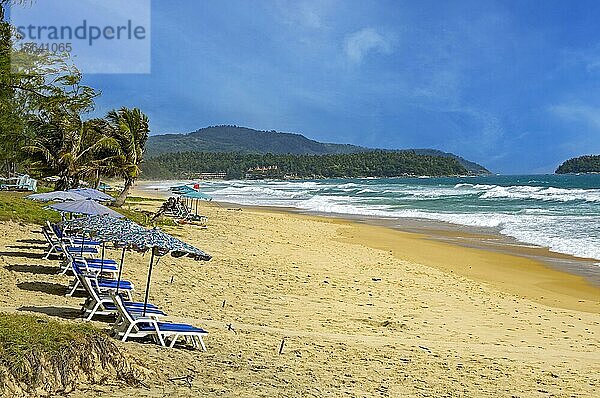 Einsamer Strand mit Sonnenschirmen  Phuket  Thailand  Asien