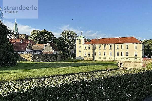 Blick auf klassizistisches Schloss Westerholt  links Altes Dorf Westerholt  Herten  Nordrhein-Westfalen  Deutschland  Europa