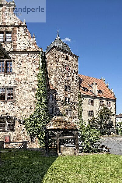 Mittelalterliche Vorderburg mit Wohnturm und Brunnen  Hotel und Burgmuseum  Altstadt  Schlitz  Vogelsberg  Hessen  Deutschland  Europa
