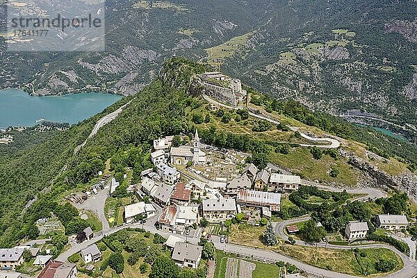 Drohnenaufnahme  Drohnenfoto der Bergwelt um die Kirche Saint Vincent Les Forts mit Blick auf den Stausee Ubaye Valley  Saint Vincent les Forts  Alpes-de-Haute-Provence  Frankreich  Europa