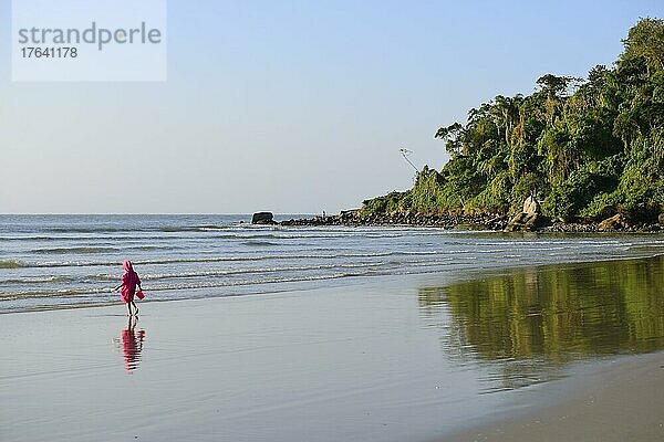 Kleines Mädchen mit Sandkübel am einsamen Strand  São Francisco do Sul  Santa Catarina  Brasilien  Südamerika