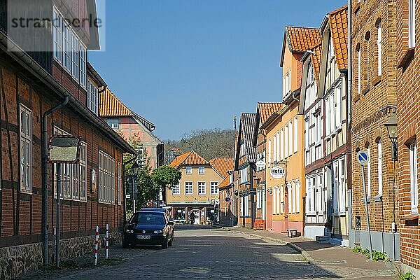 Schmale Straße mit Fachwerkhäusern in Hitzacker  Wendland  Niedersachsen