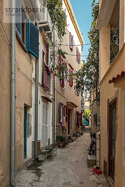 Mediterane Altstadt mit alten Gassen und Häusern am Morgen  Baska  Insel Krk  Kroatien  Europa