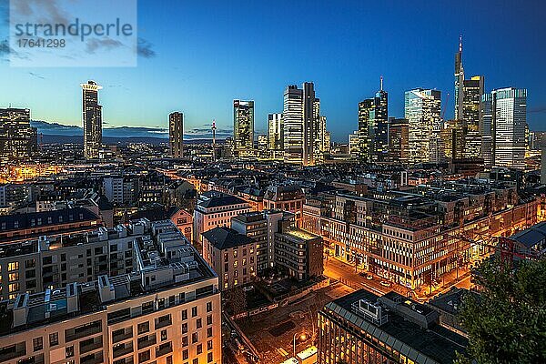 Blick aus einem Hochhaus  Fenster auf die Skyline einer Stadt am Tag Frankfurt  Hessen  Deutschland  Europa