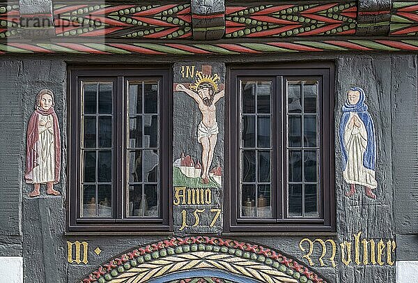 Darstellung des gekreuzigten Christus über dem Portal vom Adam- und Evahaus  Bürgerhaus von 1571  in der Altstadt  Höxter  Nordrhein-Westfalen  Deutschland  Europa