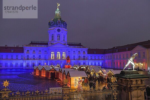 Weihnachtsmarkt am Schloss Charlottenburg  Berlin  Deutschland  Europa