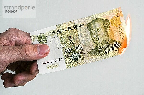 Renminbi  verbrennen  Feuer  chinesische Banknote  Geldschein  Studioaufnahme