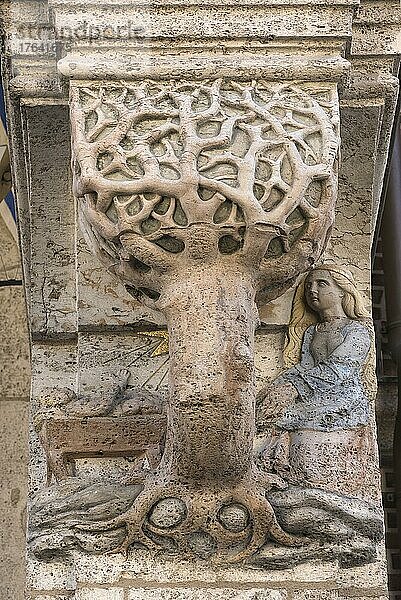 Säulenrelief mit biblischem Motiv an der St. Antoniuskirche  gebaut um1900  Nürnberg  Mittelfranken  Bayern  Deutschland  Europa