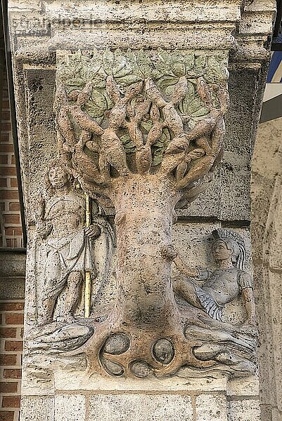 Säulenrelief mit biblischem Motiv an der Antoniuskirche  gebaut um1900  Nürnberg  Mittelfranken  Bayern  Deutschland  Europa