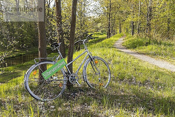 Fahrrad mit Schild  Silberseeradweg an der Kleinen Spree  Lohsa  Landkreis Bautzen  Sachsen  Deutschland  Europa