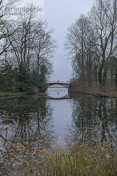 Brücke am Karpfenteich  Schlosspark Charlottenburg  Berlin  Deutschland  Europa