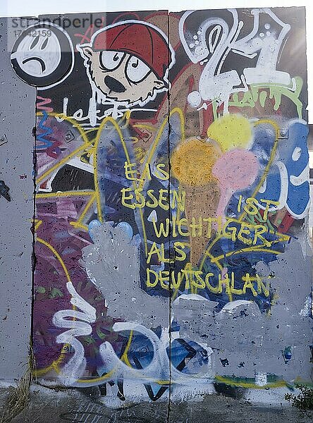 Graffiti an Mauerresten hinter dem Projekt Urban Gardening an einem Neubaugebiet am Alten Hafen  Offenbach am Main  Hessen  Deutschland  Europa