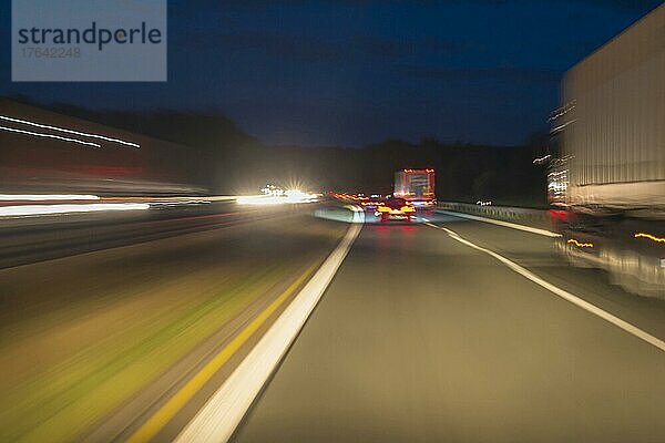Fahren auf der Autobahn in der Abenddämmerung  A3  Bayern  Deutschland  Europa