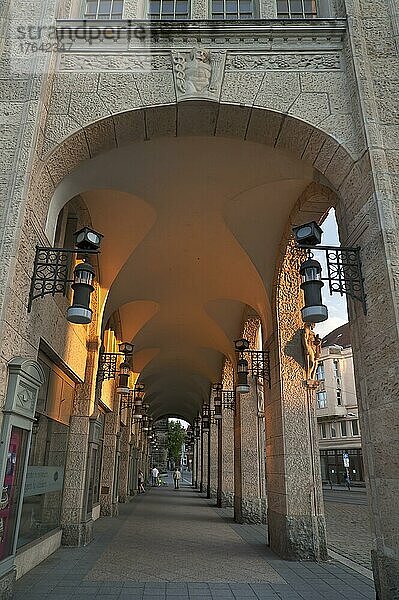 Arkarden  Görlitzer Kaufhaus bis 2009  im Jugendstil 1913 erbaut  heute restauriert und wieder Kaufhaus  Görlitz  Oberlausitz  Sachsen  Deutschland  Europa