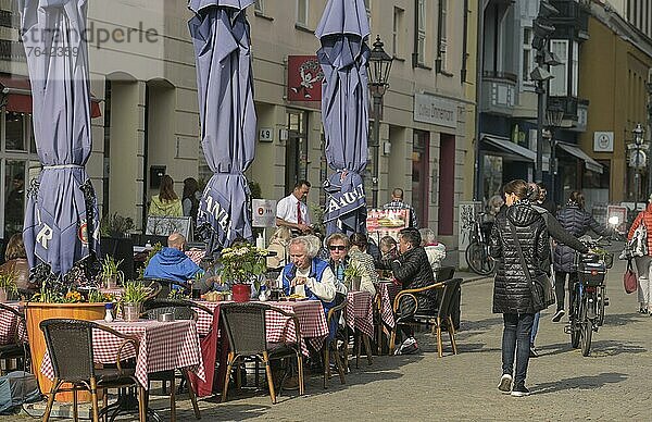 Restaurant  Fußgängerzone  Einkaufstraße  Carl-Schurz-Straße  Altstadt  Spandau  Berlin  Deutschland  Europa