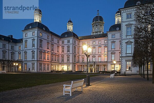 Schloss Bensberg am Abend  Althoff Grandhotel  Fünf Sterne Hotel  Bergisch Gladbach  Bergisches Land  Nordrhein-Westfalen  Deutschland  Europa