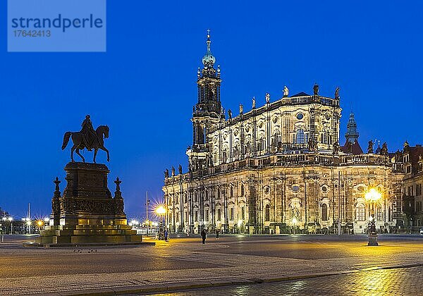Katholische Hofkirche und König-Johann-Denkmal auf dem Theaterplatz  Dämmerungsaufnahme  Dresden  Sachsen  Deutschland  Europa