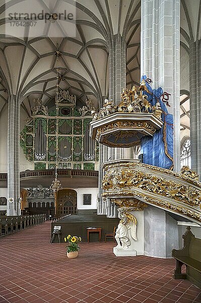 Kanzel von 1693  hinten die Sonnenorgel von 1703  Pfarrkirche St. Peter und Paul  Görlitz  Oberlausitz  Sachsen  Deutschland  Europa
