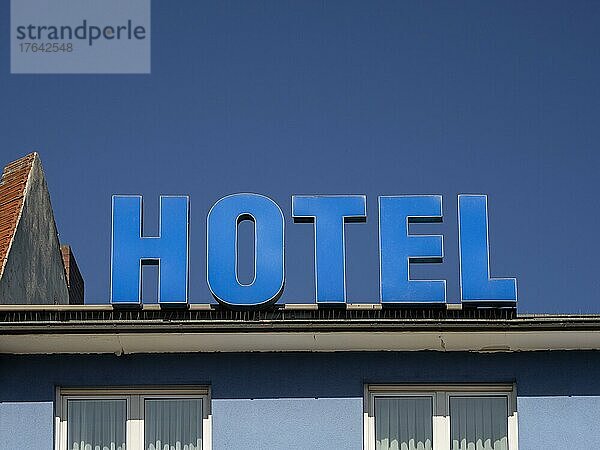 Blauer Schriftzug auf einem Hotel  Offenbach am Main  Hessen  Deutschland  Europa