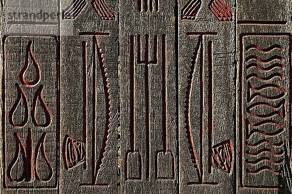 Detail der Holzstele aus Schiffsplanken zum 1000-jährigen Jubliäum der Pfarrgemeinde  Künstler Walter Jansen  Odenthal  Bergisches Land  Nordrhein-Westfalen  Deutschland  Europa