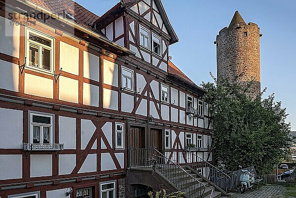 Historisches Fachwerkhaus des Amtsschultheiß  mittelalterlicher Bergfried Hinterturm  Altstadt  Schlitz  Vogelsberg  Hessen  Deutschland  Europa
