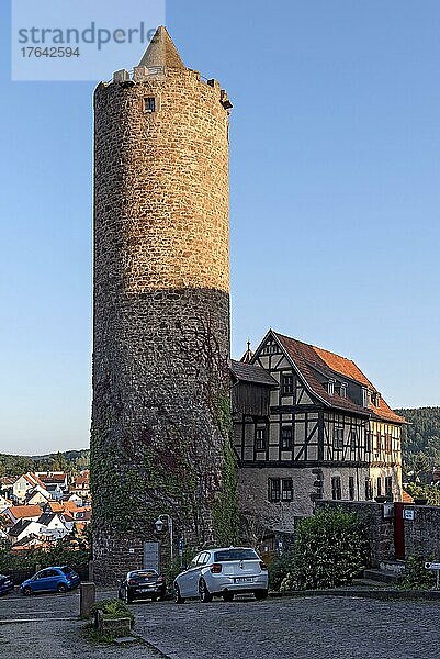 Mittelalterlicher Bergfried Hinterturm  historisches Fachwerkhaus Hinterburger Amtshaus  Altstadt  Schlitz  Vogelsberg  Hessen  Deutschland  Europa