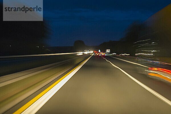 Fahren auf der Autobahn in der Abenddämmerung  A3  Bayern  Deutschland  Europa