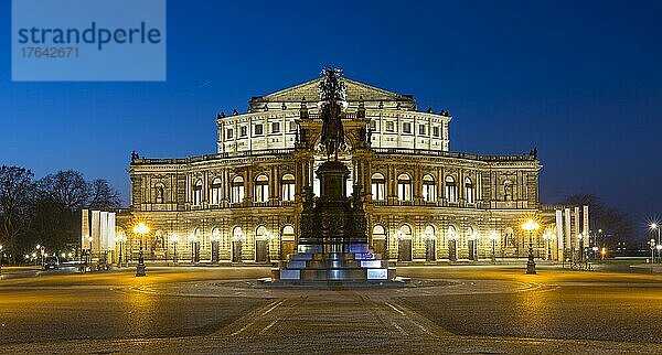 Semperoper und König-Johann-Denkmal auf dem Theaterplatz  Dämmerungsaufnahme  Dresden  Sachsen  Deutschland  Europa