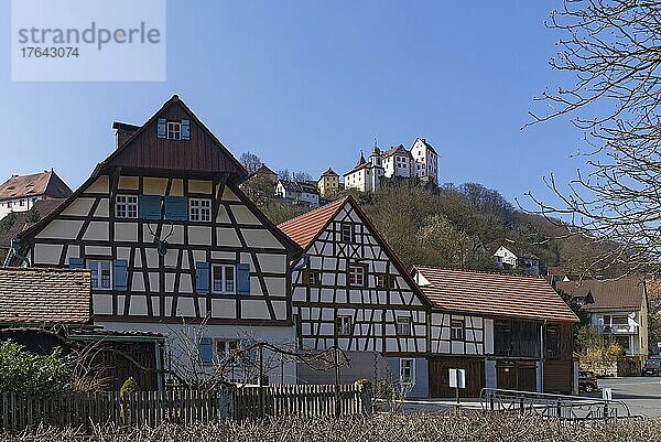 Alte fränkische Fachwerkhäuser  hinten Burg Egloffstein  Egloffstein  Oberfranken  Bayern  Deutschland  Europa