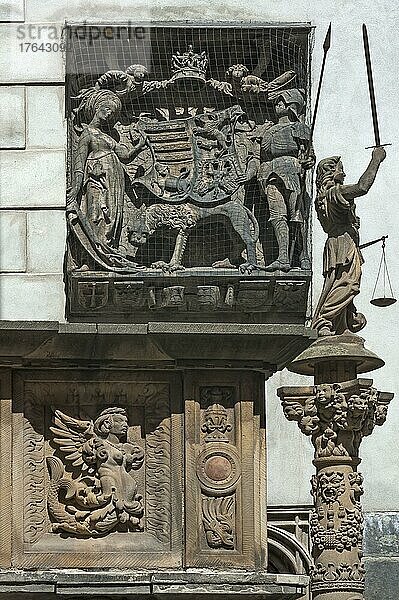 Wappentafel des ungarischen Königs Matthias Corvinius von 1488 und Skulptur der Justitia an der Rathaustreppe 1537  Görlitz  Oberlausitz  Sachsen  Deutschland  Europa