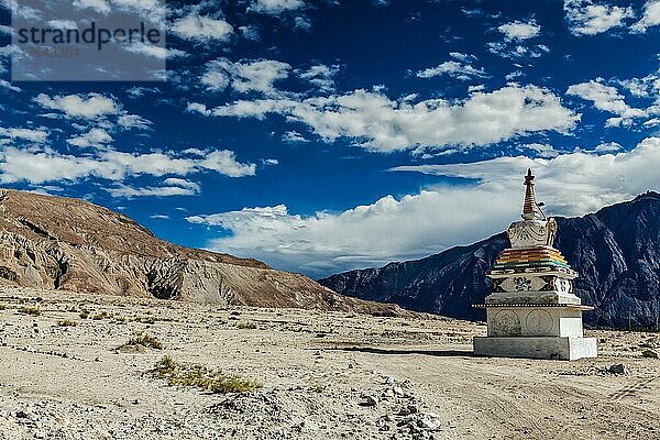 Chorten  Stupa des tibetischen Buddhismus  im Himalaya. Nubra-Tal  Ladakh  Indien  Asien