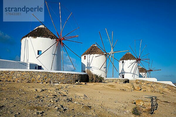 Blick auf die berühmten Windmühlen von Mykonos-Stadt. Traditionelle griechische Windmühlen auf der Insel Mykonos  Kykladen  Griechenland  Europa