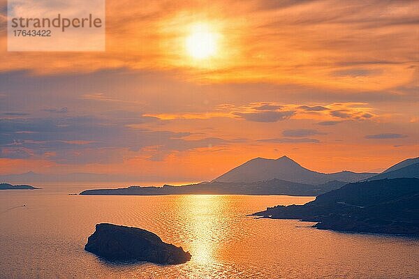 Ägäisches Meer mit Blick auf die griechischen Inseln bei Sonnenuntergang. Kap Sounion  Griechenland  Europa