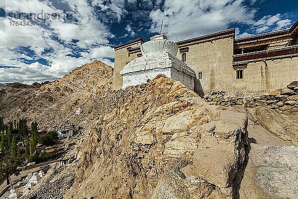 Shey-Palast und weiß getünchter Chorten in Ladakh  Indien  Asien