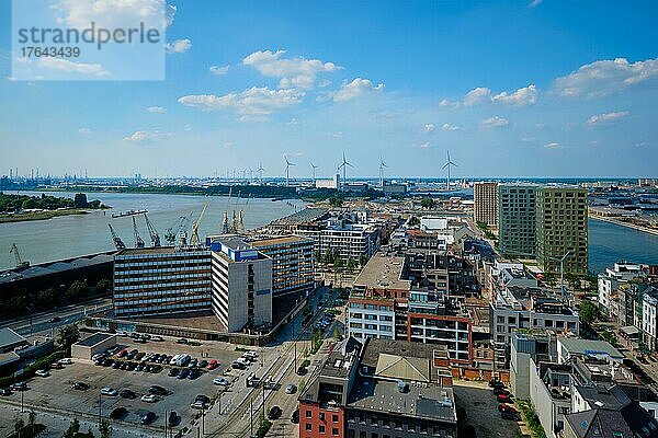 Luftaufnahme der Stadt Antwerpen mit Hafenkran im Frachtterminal. Antwerpen  Belgien. Benelux