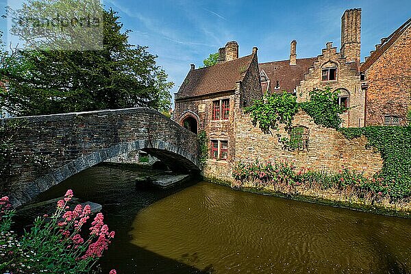 Alte Bonifacius-Brücke über den Brügge Kanal und mittelalterliche Häuser mit Blumen in Brügge  Belgien  Europa