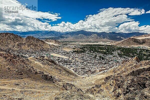 Blick auf die Stadt Leh im IndusTal von oben im Himalaya  Ladakh  Jammu und Kaschmir  Indien  Asien