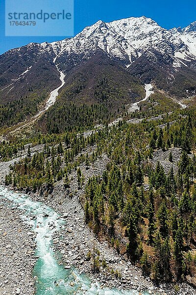 Himalaya und Baspa-Fluss. Sangla-Tal  Himachal Pradesh  Indien  Asien