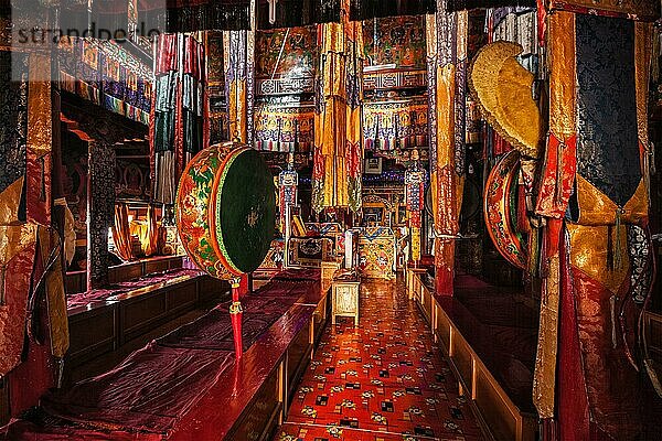 Gebetshalle des tibetisch-buddhistischen Klosters Spituk Gompa mit Trommeln. Ladakh  Indien  Asien