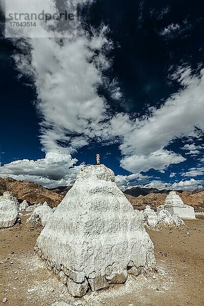 Weiß getünchte Chörten (tibetisch-buddhistische Stupas) . Nubra-Tal  Ladakh  Indien  Asien