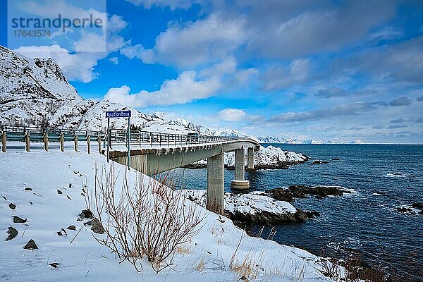 Djupfjordbrua Djupfjord-Brücke über den Fjord im Winter. Moskenes  Nordland  Lofoten  Norwegen  Europa
