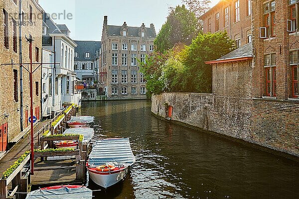 Berühmter Ort von Brügge  Rozenhoedkaai alte Häuser entlang des Kanals mit Baum und Booten. Brügge  Belgien  Europa