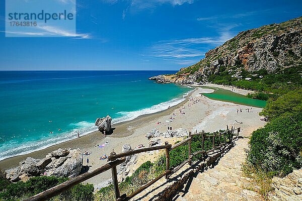 Blick auf den Strand von Preveli auf der Insel Kreta mit entspannten Menschen und dem Mittelmeer. Insel Kreta  Griechenland  Europa