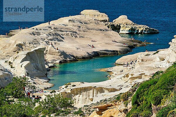 Weiße Felsen der berühmten Touristenattraktion der Insel Milos Sarakiniko Strand mit Touristen entspannen und Ägäisches Meer  Insel Milos  Griechenland  Europa