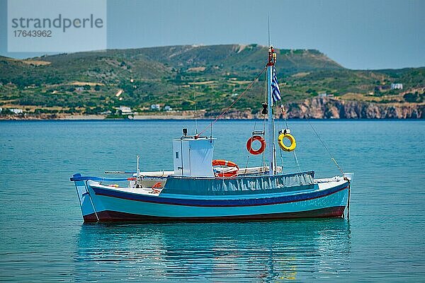 Griechisches Fischerboot vor Anker im blauen Wasser der Ägäis im Hafen der Insel Milos  Griechenland  Europa