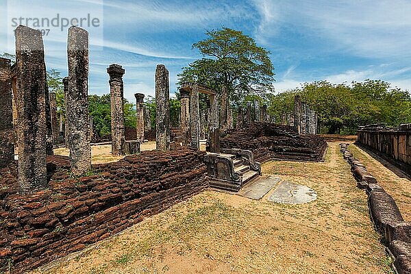 Ruinen der QuadrangleGruppe in der antiken Stadt Pollonaruwa  berühmtes Touristenziel und archäologische Stätte  Sri Lanka  Asien