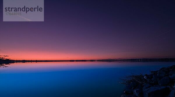 Kroatien  Slawonien an einem ruhigen See ohne Menschen zur blauen Stunde mit rotem Lichtband am Horizont  Europa