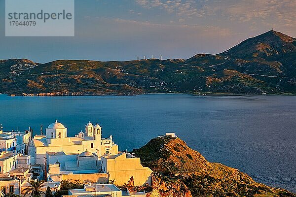 Blick auf Plaka Dorf auf der Insel Milos mit traditionellen griechischen weißen Häusern mit griechisch-orthodoxen christlichen Kirche auf Sonnenuntergang. Plaka Stadt  Insel Milos  Griechenland  Europa