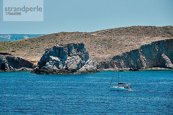 Yacht im blauen Wasser der Ägäis in der Nähe der Insel Milos  Griechenland  Europa